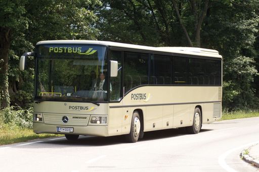 Der Postbus steht für eine österreichische
Institution, der Flexibilität, Verlässlichkeit, Kundennähe und
Komfort zugeordnet werden. Am 22.09. präsentiert der Postbus im
Rahmen eines großen Events sein neues Logo und das neue Bus-Design.
Die Wort-Bild-Marke Postbus mit einem schwungvollen Bogen in
Gelb/Grau und dem Zusatz "Ein Unternehmen der ÖBB" verweist auf die
neue Eigentümerstruktur und transportiert auch die hohen Imagewerte
des Bahnbus mit.
