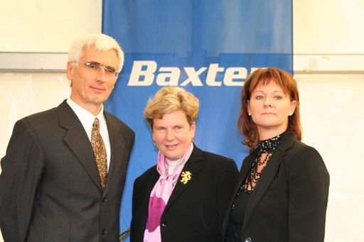 LH Waltraud Klasnic (mi.) mit Maria Fradler (re.),
Leiterin des Baxter-Plasmazentrums und Univ.Prof. Dr. Gerhard
Lanzer (li.), Ärztlicher Leiter des Plasmazentrums Graz und
Vorstand der Universitätsklinik für Blutgruppenserologie und
Transfusionsmedizin bei der 10 Jahresfeier des Plasmazentrums Graz.