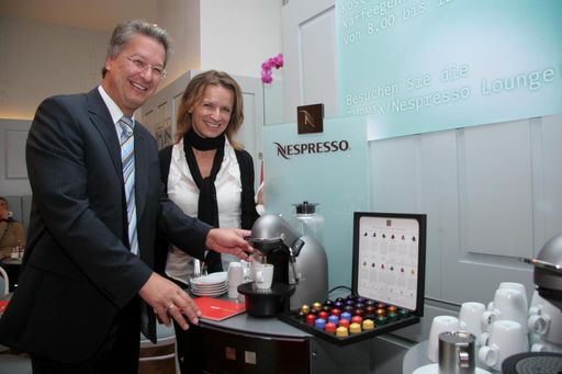 Vorschau Bild von Friedrich-René Grebien (Geschäftsführer der TURMIX
GmbH) und Gabriela Benz (General Manager Le Méridien) eröffneten am
3. Oktober bei mehreren Tassen genüsslichen Kaffees die
TURMIX/Nespresso-Lounge