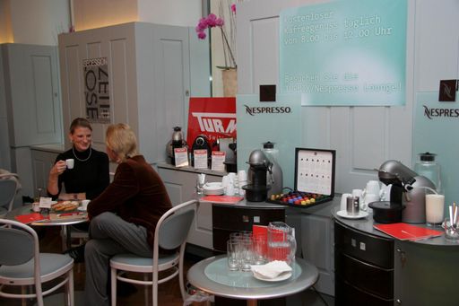 Täglich von 8 bis 12 Uhr bietet die
TURMIX/Nespresso-Lounge Gelegenheit, mit kostenlosem Kaffeegenuss
in den Tag zu starten.