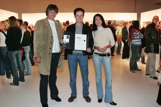 Foto:
WestLicht-Gründer Peter Coeln (links) und die neue Leiterin des
Hauses, Fleur-Christine Swoboda, (rechts)
begrüßen den 10.000sten Besucher der WPP05, Thomas Perl aus Wien,
mit einer Jahresmitgliedschaft