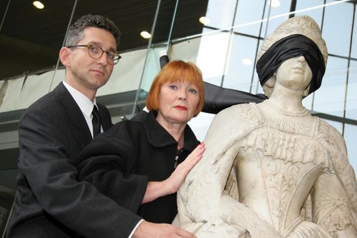 Die traditionelle Verhüllung einer prominenten Statue
zum Welttag des Augenlichts steht heute unter dem Stern der Trauer.
In der nordpakistanischen Stadt Battagram hat das Erdbeben eine
Augenklinik von LICHT FÜR DIE WELT zum Einsturz gebracht. Rupert
RONIGER und Chris LOHNER legen der Elisabeth Statue am Westbahnhof
sympolisch den Trauerflor an.