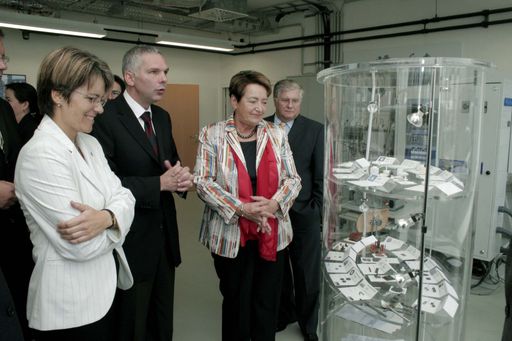 Gehrer informiert sich über Med-Austron. Im Bild
v.r.n.l.: Prof. Mag. Werner Jungwirth, FH Wr. Neustadt; Elisabeth
Gehrer, Bundesministerin für Bildung, Wissenschaft und Kultur;
Prof. (FH) Univ.Doz. Dipl.-Ing. Dr. Erich Griesmayer und
Landesrätin Dr. Petra Bohuslav