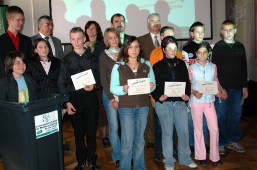 v.l.n.r.: BSI Gerhard Fischer, Landesrat DI Josef
Plank, Direktor Alfred Weidlich ( NÖAWV danken den SchülerInnen der
HS Stift Zwettl für die Mitarbeit am Projekt 'einfach weg'?!