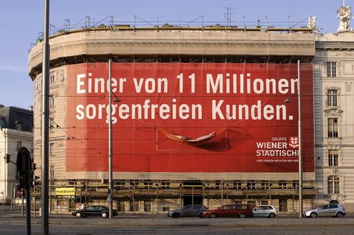  "Sorgenfreier Kunde" macht es sich auf Hängematte am
Megaboard Netz am Schwarzenbergplatz Nr.13 gemütlich.