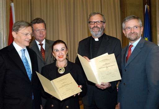 Verleihung des Felix Ermacora-Menschenrechtspreises.
Im Bild v.l.n.r.: Bundeskanzler Wolfgang Schüssel, ORF-CR Werner
Mück, Roswitha Orter, Pater Georg Sporschill und ÖVP-Klubobmann
Wilhelm Molterer.