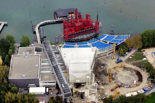 Aus der Zeppelinperspektive: Nach diversen
Abrissarbeiten im August und September erhält das "neue"
Festspielhaus bereits erste Konturen.