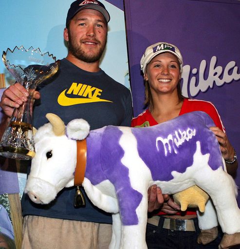 Der neue Milka Star Michaela Kirchgasser überreicht
Bode Miller die Serge Lang Trophy.