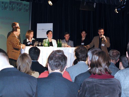 Es diskutierten v.l.n.r.: Thomas Stern (Braintrust),
Alexander Szlezak (Gentics), Anita Schulz-Wulkow (Capgemini),
Martina Rathbauer (APA-DeFacto), Andreas Rauber (EC3), Andrea
Kirschbichler (Plattform Wissensmanagement) und Andreas Blumauer
(Semantic Web School).