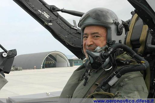 Vorschau Bild von Italiens Verteidigungsminister Antonio Martino flog
Eurofighter am 31.10.2005.