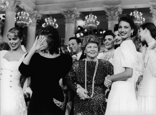 Vorschau Bild von Aenne Burda bei der Modenschau im Säulensaal des
Moskauer Gewerkschaftspalastes 1987 (Start Burda Moden in
Russland).