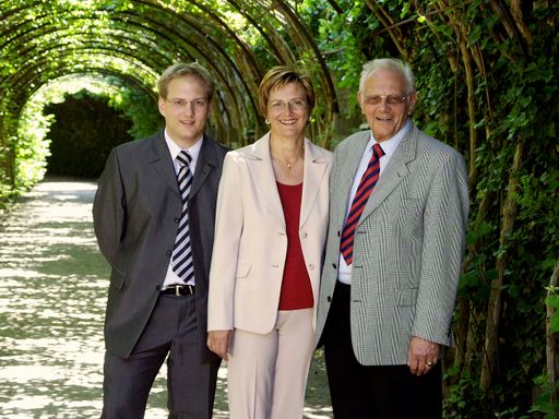 v.l.n.r.: Geschäftsführer Wolfgang Jonas MAS,
Prokuristin Gabriele Fuchsberger, Geschäftsführer Direktor Leopold
Jonas.
