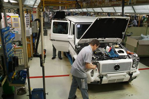 Die Produktion des Geländewagen-Klassikers der
Mercedes-Benz G-Klasse bei Magna Steyr in Graz wird über das Jahr
2006 hinaus fortgesetzt