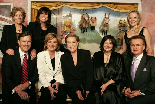 vorne v.l.n.r.: Nicholas Hammond (Friedrich von
Trapp), Heather Menzies (Louisa von Trapp), Julie Andrews (Maria
von Trapp), Angela Cartwright (Brigitta von Trapp), Duane Chase
(Kurt von Trapp)