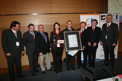 Diesjähriger Gewinner des GPard Process Awards: die
Magna Steyr Fahrzeugtechnik AG & Co KG bei der Übergabe der
Siegertrophäe und des Prozesszertifikats für den Prozess
'Serienprodukt entwickeln, verifizieren und validieren' durch die
Gesellschaft für Prozessmanagement.