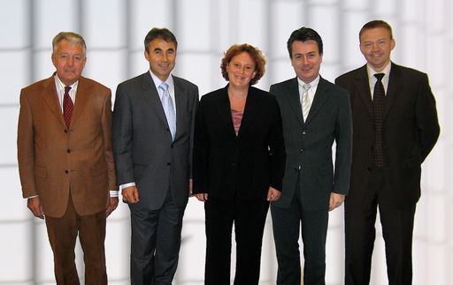 Vorbild in Europa: Österreichischer Arbeitskreis
Kunststoffrohr Recycling: v. l. n. r.: Prok. Walter Dresel, Dietzel
Univolt; Mag. Karl Aigner, Pipelife; Mag. Gerda Aichinger,
Poloplast; Ing. Andreas Nowak, Geberit und Dipl.Chem. Johann
Marchner, Rehau.