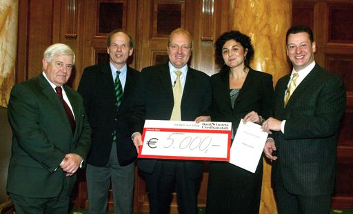 Vorschau Bild von v.l.n.r.: Der ehemalige slowenische Praesident Milan
Kucan, APA-Aussenpolitik-Ressortleiter Ambros Kindel,
CEE-Ressortleiter der BA-CA Helmut Bernkopf, Preistaegerin Diana
Ivanova und APA-Chefredakkteur Michael Lang am Mittwoch, 16.
November 2005, im Rahmen der Preisverleihung des
Journalistenpreises "Schreiben fuer Mittel- und Osteuropa" in Wien.