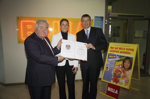 v.l.n.r.: Wolfgang Wimmer, Vorstandsvorsitzender
BILLA AG; Martina Aubke, Billa Lehrlingsbeauftragte; Bundesminister
Dr. Martin Bartenstein