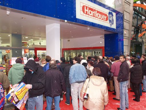 Robert F. Hartlauer eröffnet exakt einen Monat vor
Weihnachten, am 24. November in der Mariahilfer Straße 61 ein
Hartlauer-Haus der Superlative