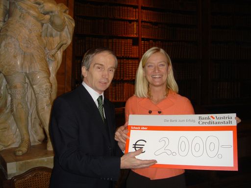Das Bild zeigt Magic Christian und die Frau
Generaldirektor Dr. Johanna Rachinger bei der symbolischen Übergabe
des Schecks.