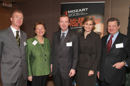 v.l.n.r.: Dr. Johannes Honsig-Erlenburg
(Vizepräsident der Int. Stiftung Mozarteum) Dr. Monika Kalista
(Leiterin der Kulturabteilung des Landes) LHStvt. Dr. Wilfried
Haslauer/ Isabelle Harnoncourt, Director of Development Salzburger
Festspiele New York und Kommerzialrat Heinrich Spängler, Präsident
der Freunde der Salzburger Festspiele und Mitglied der Austrian
American Foundation.