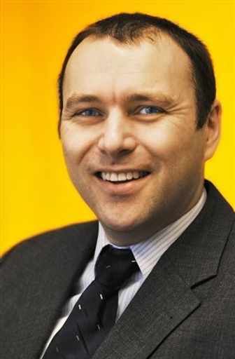 Peter Kropsch, Leiter des Geschäftsfeldes 2 der APA -
Austria Presse Agentur und damit Chef des Gesamtbereiches
"Informationsmanagement", wurde heute, Freitag auf Antrag von
Geschäftsführer Wolfgang Vyslozil vom Vorstand der österreichischen
Nachrichtenagentur zum stellvertretenden Geschäftsführer der APA
ernannt.