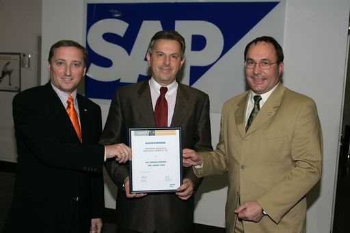 v.l.n.r.: Robert Leitner, bei SAP Österreich für den
Mittelstand verantwortlich; Albert Felbauer, Geschäftsführer von
SBS Österreich, Wolfgang Schuckert, Managing Director von SAP
Österreich.