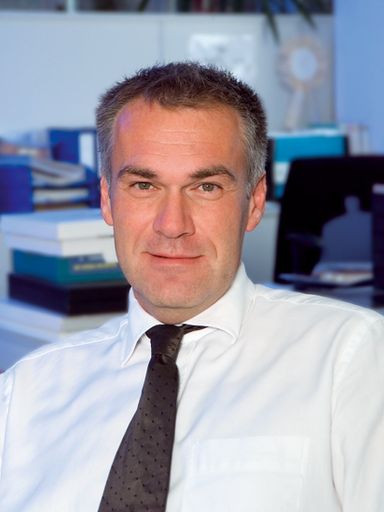  Mit 1. September 2005 übernahm der gebürtige Wiener
Christian Kirchmayer, 38, die Verantwortung über die
Vertriebsleitung bei Essilor Österreich. Der Absolvent der St.
Gallener Business School bringt vielseitige Erfahrungen aus
Logistik-, Luftfahrt und Markensportartikeln mit ins Boot.