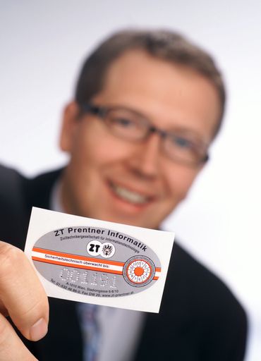 Die von der ZT Prentner IT GmbH. vergebene und
staatlich anerkannte IT- Ziviltechnikerprüfplakette ist der Beleg
für die Funktionsfähigkeit und Konformität der
E-Rechnungslegungssysteme.
