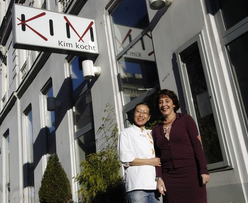 Kim kocht für CARE - ein Abendessen zu ersteigern bei
eBay: Sohyi Kim und Mag. Ulrike Schelander (Geschäftsführerin CARE
Österreich)