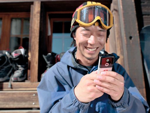 A1 Kunden können ab sofort mit A1 MAIL auch E-Mails
von Providern wie aon, chello, gmx oder yahoo direkt am A1 Handy
abrufen. Auf Wunsch erfolgt die Benachrichtigung über neue E-Mails
per SMS oder WAP-Push. A1 MAIL ist bis Ende Jänner 2006 gratis.