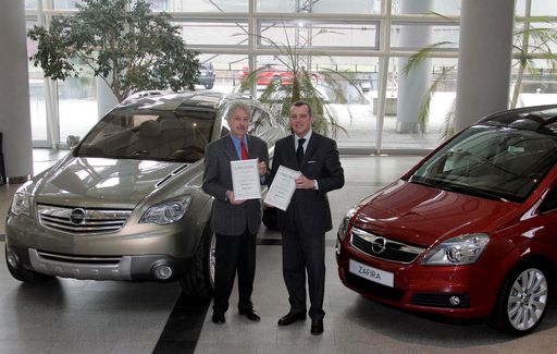  Doppelerfolg für Opel: Der neue Zafira und die Studie
Antara GTC sind "Topautos 2006". Diese Auszeichnung vergaben
erstmals rund 140 deutschsprachige Motorjournalisten. Paul
Schinhofen (links) von der Nachrichtenagentur
Motor-Informations-Dienst, die den Preis ins Leben gerufen hat,
übergibt die Auszeichnungen an den europäischen Marketingchef von
Opel, Alain Visser.