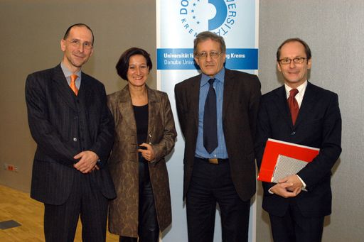 Im Bild v.l.n.r.: Univ.-Prof. Dr. Peter Filzmaier,
Mag. Johanna Mikl-Leitner, Prof. Dr. Helmut Kramer und Gerald
Gross.