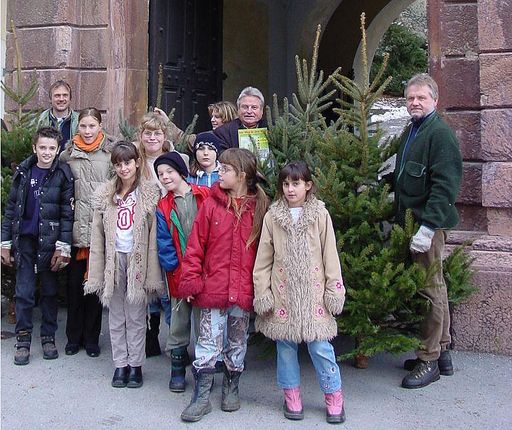 Im Bild v.l.n.r.: Mitarbeiter vom Forstbetrieb
Mayr-Melnhof: Oberforstmeister Mathias Hoesch, Herr Christoph
Reithofer, Oberforstmeister Prof. Alfred Fürst und Herr Franz Barth
im SOS-Kinderdorf Steiermark.