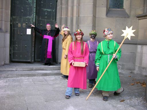 Stellvertretend für Ihre 90.000 KollegInnen wurden
vier oberösterreichische SternsingerInnen am 26. Dezember 2005 um
9.30 beim Linzer Dom vom neuen Diözesanbischof Dr. Ludwig Schwarz
ausgesandt.