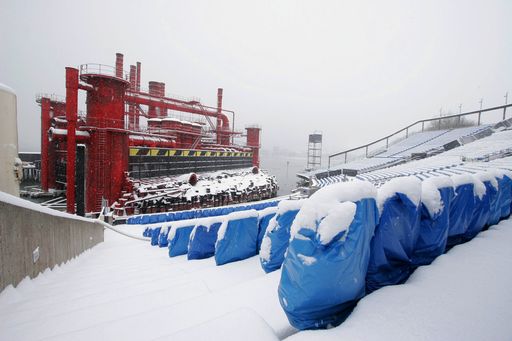 Vorschau Bild von Bregenz am 28.12.2005: Statt glühender Leidenschaften
in Giuseppe Verdis Oper 'Der Troubadour' herrscht klirrender Frost:
Nicht Feuer und Flamme sondern Eis und Schnee dominieren im Moment
die spektakuläre Seebühne am Bregenzer Bodenseeufer.