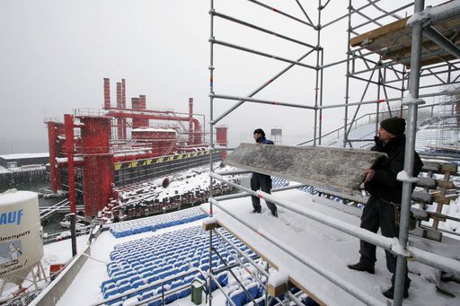 Bregenz am 28.12.2005: Statt glühender Leidenschaften
in Giuseppe Verdis Oper 'Der Troubadour' herrscht klirrender Frost:
Nicht Feuer und Flamme sondern Eis und Schnee dominieren im Moment
die spektakuläre Seebühne am Bregenzer Bodenseeufer.