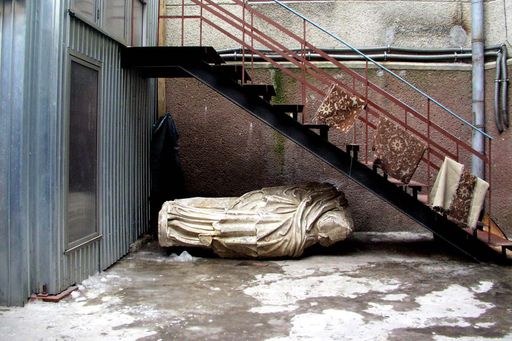 Fundort der Original "CZERNOWITZER AUSTRIA", die bei
Bauarbeiten zufällig vor zwei Jahren gefunden wurde. Fundort der
Originalstatue: Februar 2005.