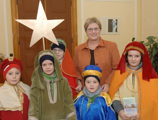 Sozialministerin Ursula Haubner erhielt heute Besuch
von 5 Sternsingern der Pfarre Sankt Josef-Weinhaus aus Wien.
