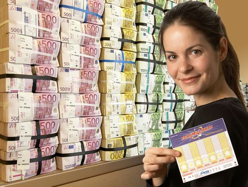 Am Freitag, dem 20. Jänner 2006, warten im Europot
125 Millionen Euro. Neun Mal hintereinander gab es keinen Europot
Gewinner. Knackt ein Spielteilnehmer den Europot im Alleingang, ist
dies der höchste Gewinn, der je bei EuroMillionen ausgespielt
wurde.