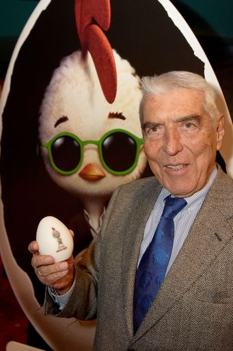 Vorschau Bild von Dr. Helmut Zilk vor einem Poster des neuesten Walt
Disney Pictures Animationstitels "HIMMEL UND HUHN" (in welchem er
die österreichische Synchronstimme des Bürgermeisters Fritz von
Vogelwitz übernahm)