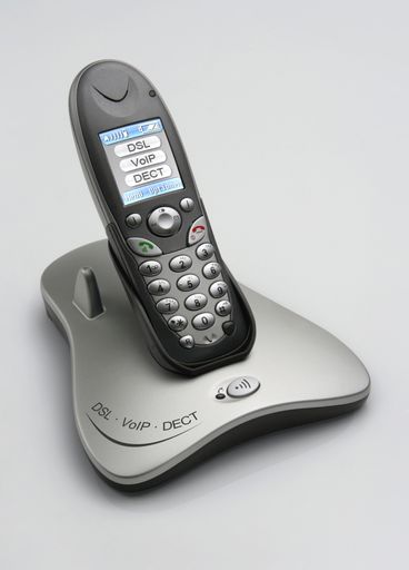 AVM kombiniert zur Cebit erstmals DECT, VoIP und DSL
Der Berliner Kommunikationsspezialist AVM zeigt auf der Cebit
erstmals eine hochintegrierte Kombination aus DECT, DSL und Voice
over IP in einem Gerät. Telefonate lassen sich wahlweise über das
Internet oder das Festnetz (ISDN und Analog) führen. Dabei ist das
DECT-Telefon ein High-End-Gerät für höchste Ansprüche mit
Komfortmerkmalen wie Farbdisplay, Freisprechen oder Festnetz-SMS.
Computer erhalten Anschluss über eine LAN- und WLAN-Schnittstelle.