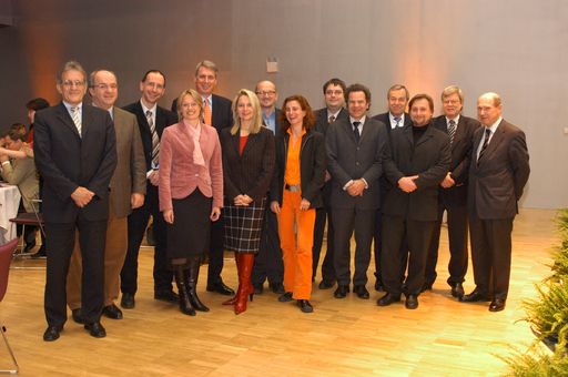 Rektor Prof. Dr. Helmut Kramer (links) und Vizerektor
Dr. Peter Strizik (rechts) mit den neuen Universitätsprofessorinnen
und -professoren: Michael Brainin, Peter Filzmaier, Hanna Risku,
Jügen Willer, Vizerektorin Ada Pellert, Wolfgang Jütte, Silvia
Miksch, Michael Wagner, Oliver Grau, Manfred Straube, Roman
Brandtweiner und Dieter Falkenhagen (v.l.).