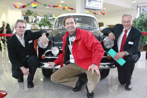 Im Bild v.l.n.r.: Wolfgang Schulze, GF Driving Camp,
"Mr. Ferrari" Heribert Kapser, PS Exklusiv Foundation und Sybe
Schaap, GF Driving Camp