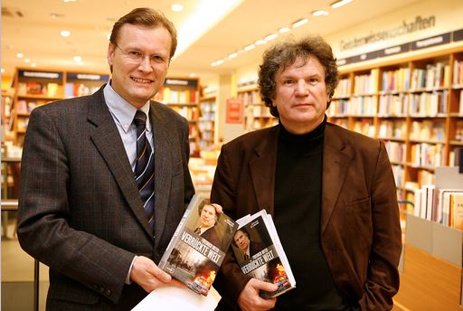 Friedrich Orter - Verrückte Welt; vlnr: Johannes
Jetschgo (ORF OÖ); Dr.Friedrich Orter; Weitere abdruckfähige,
honorarfreie Fotos  finden Sie unter
http://pressefotos.at/m.php?dir=200602&u=10&a=event&e=20060207_ort