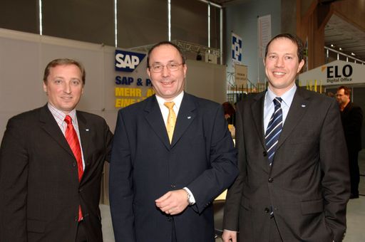 Von links nach rechts: Robert Leitner, Leiter
Partnermanagement SAP Wolfgang Schuckert, Managing Director SAP
Österreich Dr. Andreas Muther, Leiter der SAP Business Unit
Mittelstand