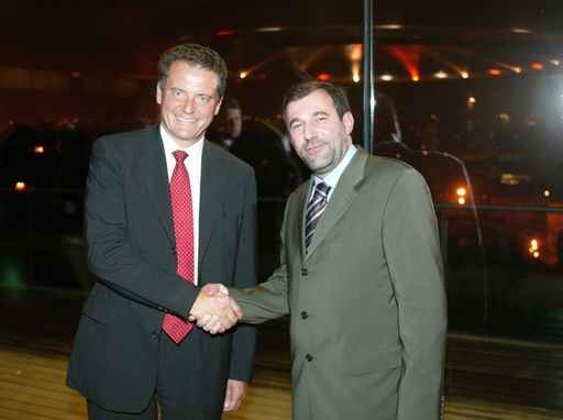  Handshake zwischen Boris Nemsic, CEO mobilkom austria
und COO Wireless Telekom Austria, und Carl-Henric Svanberg, CEO und
President Ericsson, zur langjährigen Partnerschaft.