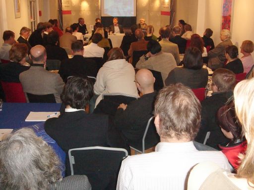 Vorschau Bild von Großer Andrang beim Besuch von Medienpionier Oscar
Bronner im Vienna International Presscenter des Österreichischen
Journalisten Clubs.