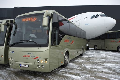  Neue Flughafenbusse vor einem Airbus