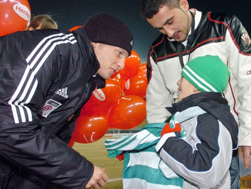 Rapid-Fan Cemil Mayer wurde von Rapid-Spieler György
Korsos herzlich begrüßt.